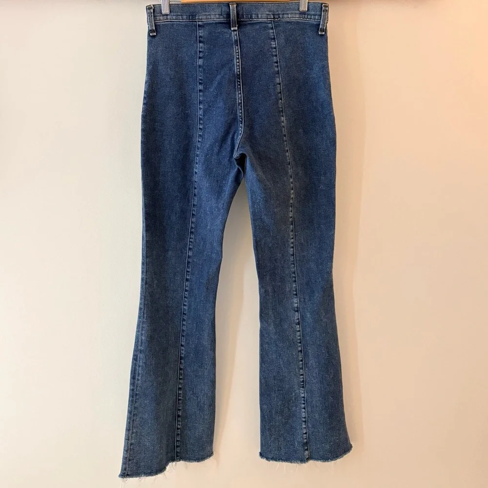Abercrombie & Fitch—Ultra High Rise Flare Jeans, Med Wash Raw Hem (Size 31|12R) - Picture 6 of 7